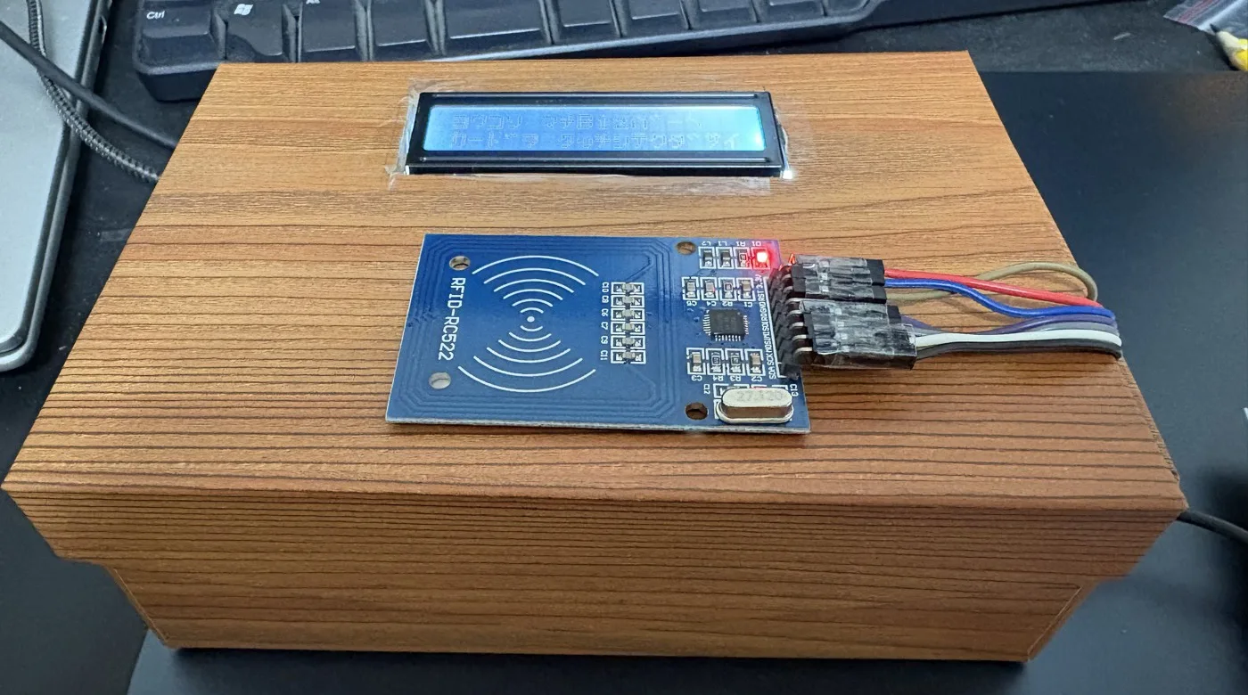 木の箱の上にNFCリーダーとLCDを付けた、BizLiv Touchの読み取り機